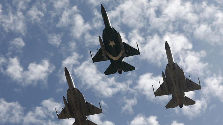  Pakistan'da savaş uçağı düştü
