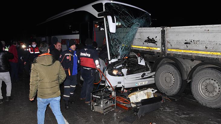  Sivas'ta otobüs kazası! Ölü ve yaralılar var