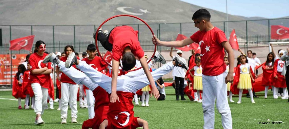 23 Nisan Ulusal Egemenlik ve Çocuk Bayramı, Ardahan’da düzenlenen törenlerle kutlandı.