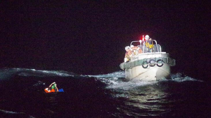 43 mürettabat ve 6 bin sığırla kaybolan kargo gemisinden bir kişi kurtarıldı