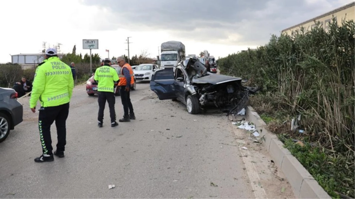 Adana'da otomobil işçi servisine çarptı: 2 ölü, 14 yaralı