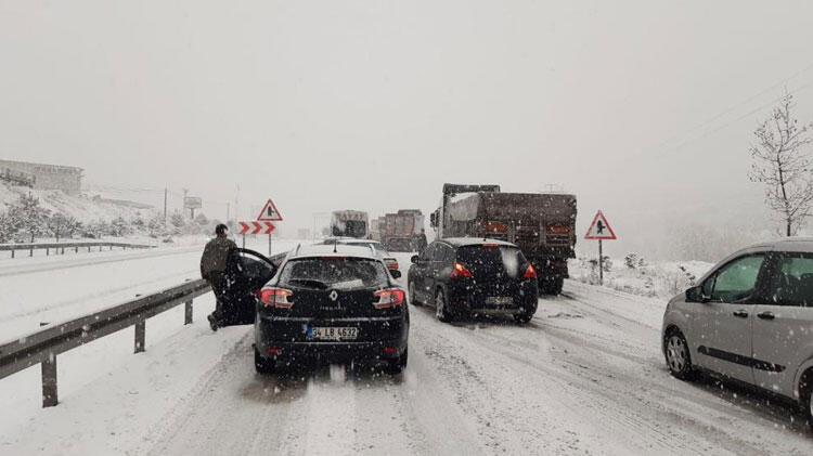 Afyonkarahisar-Ankara karayolunda ulaşıma kar engeli