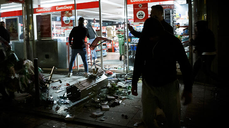 Almanya’da yüzlerce kişi polise saldırdı ve mağazaların camlarını kırdı