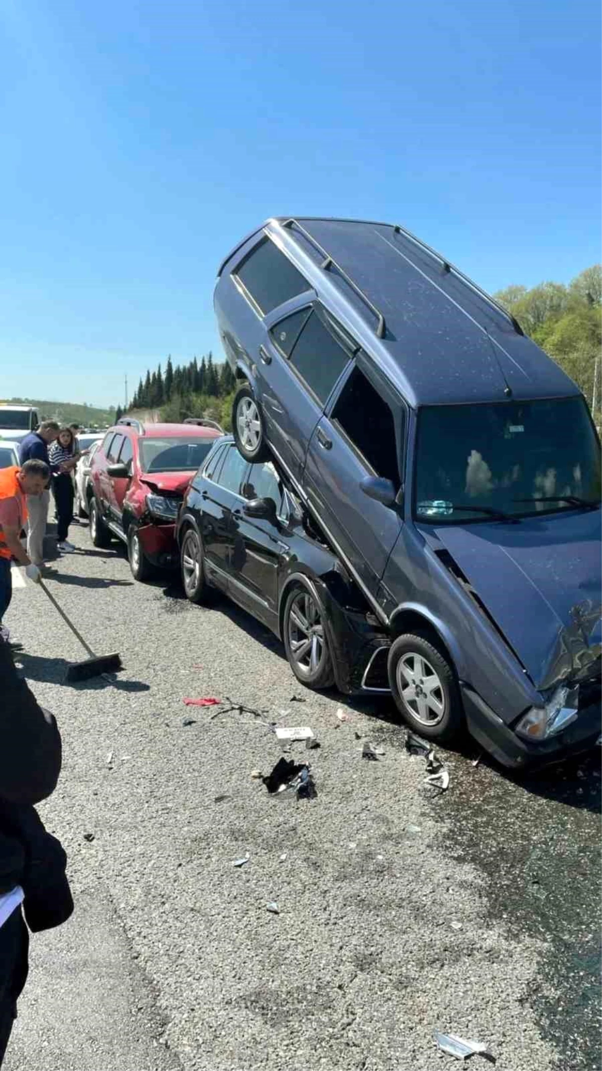 Anadolu Otoyolu Sakarya geçişinde 9 araçlı zincirleme trafik kazası