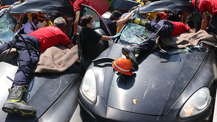 Anadolu Otoyolu'nda feci kaza! Milyonluk lüks araçta sıkıştı...