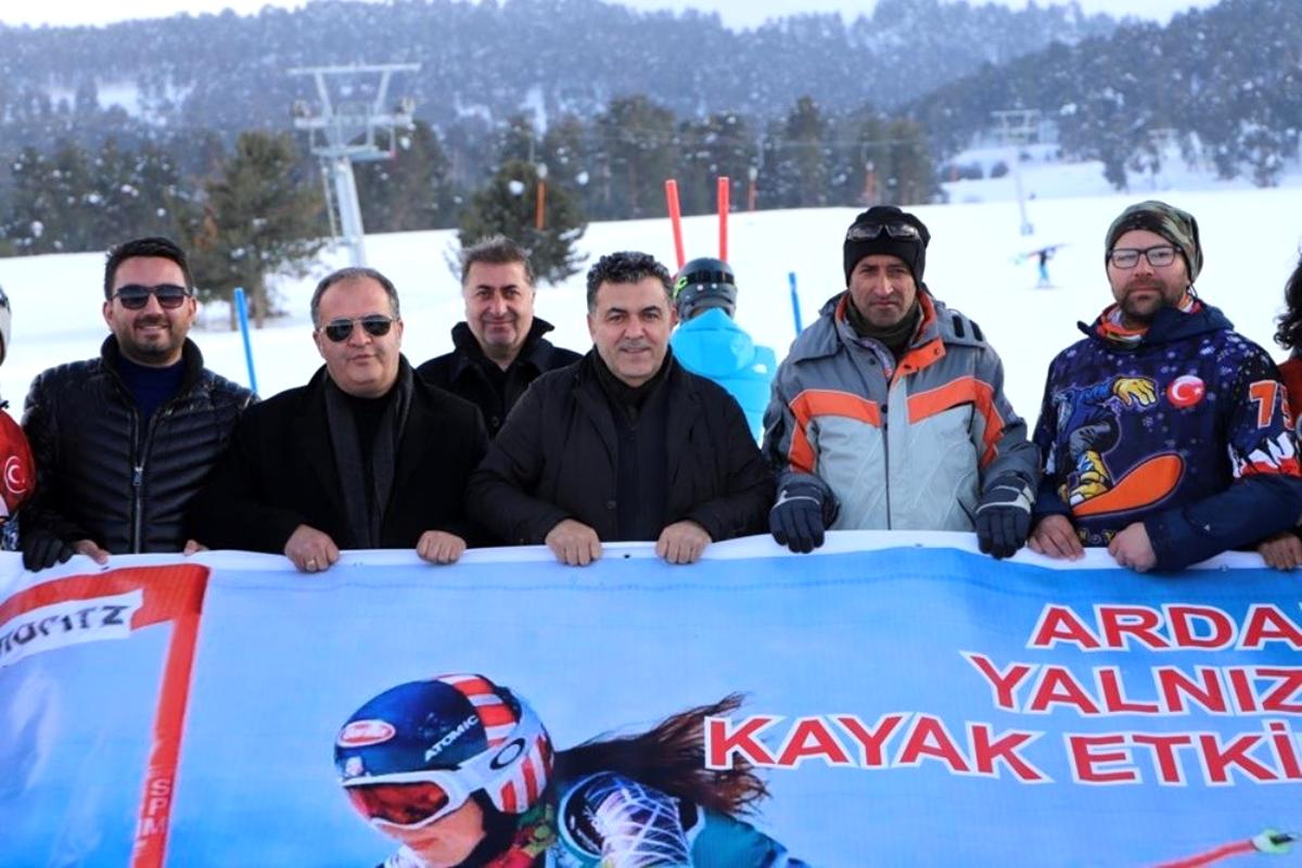 Ardahan Belediyesinin destek verdiği 'kar kurtları'ndan nefes kesen gösteri