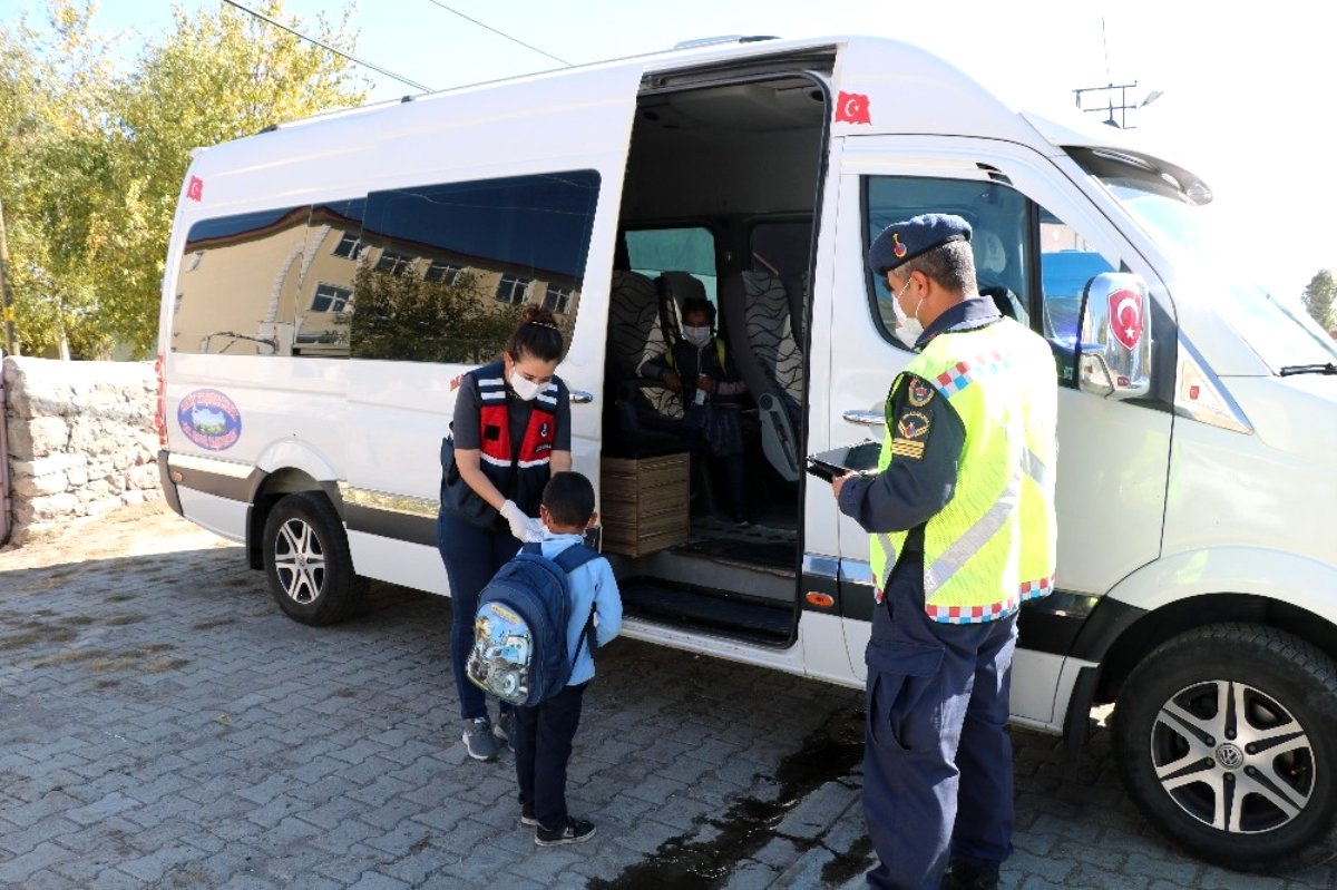 Ardahan da Jandarma ekipleri, okul servis araçlarını denetledi