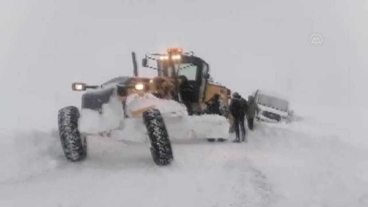 Ardahan da Kar ve tipi nedeniyle yolda mahsur kalan 33 araç kurtarıldı