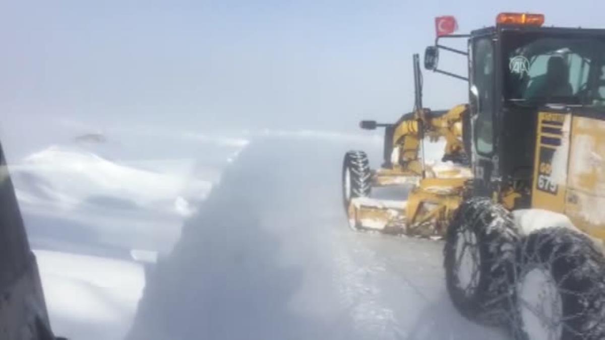 Ardahan da Kar ve tipi yüzünden yolda kalan 11 araç kurtarıldı