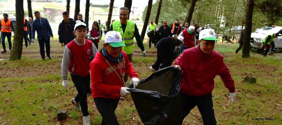 Ardahan’da ’Orman Benim’ kampanyası kapsamında öğrenciler orman temizliği yaptı