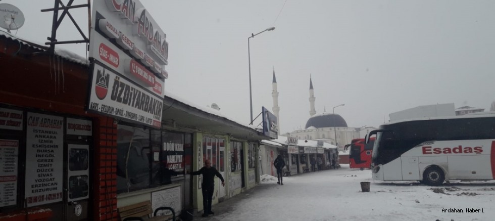 Ardahan’da şehirler arası otobüs seferleri iptal edildi.