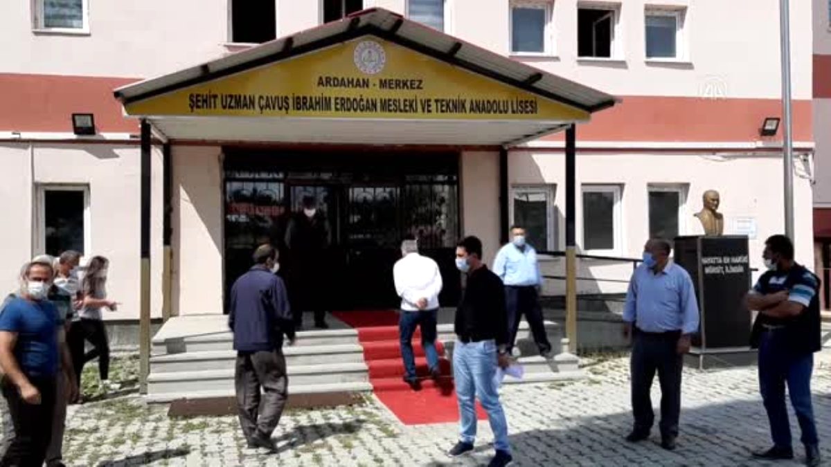 Ardahan da Veliler okulumuz taşınmasına konulu basın açıklaması yaptı