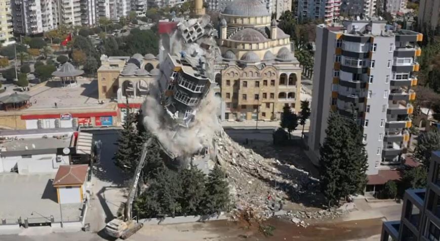 Ardahan Haberi: Adana'da depremde ağır hasar alan bina kontrollü yıkıldı