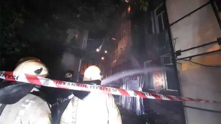 Ardahan Haberi: Fatih'te 4 katlı metruk bina alev alev yandı