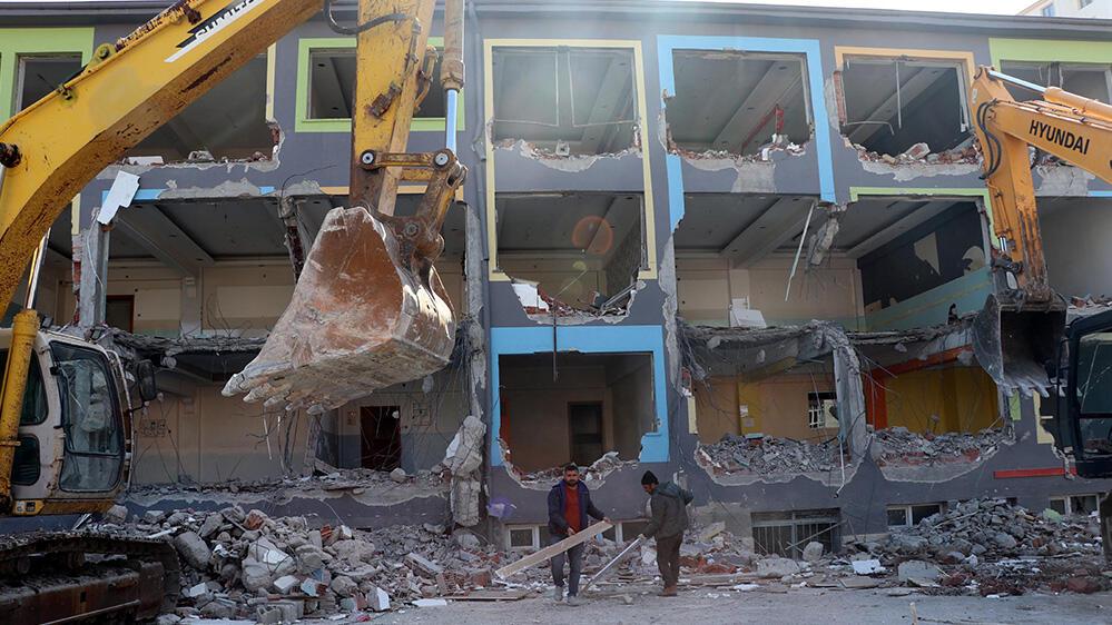 Ardahan Haberi: Kayseri'de ağır hasarlı okulun yıkımı başladı