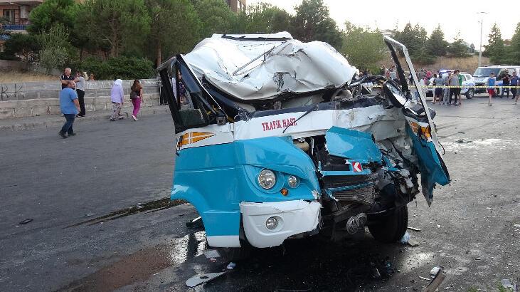 Ardahan Haberi: Midibüs yolcu minibüsüne çarptı: 2 kişi hayatını kaybetti