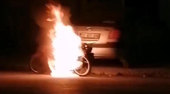 Ardahan Haberi: Motosiklet sokak ortasında alev alev yandı