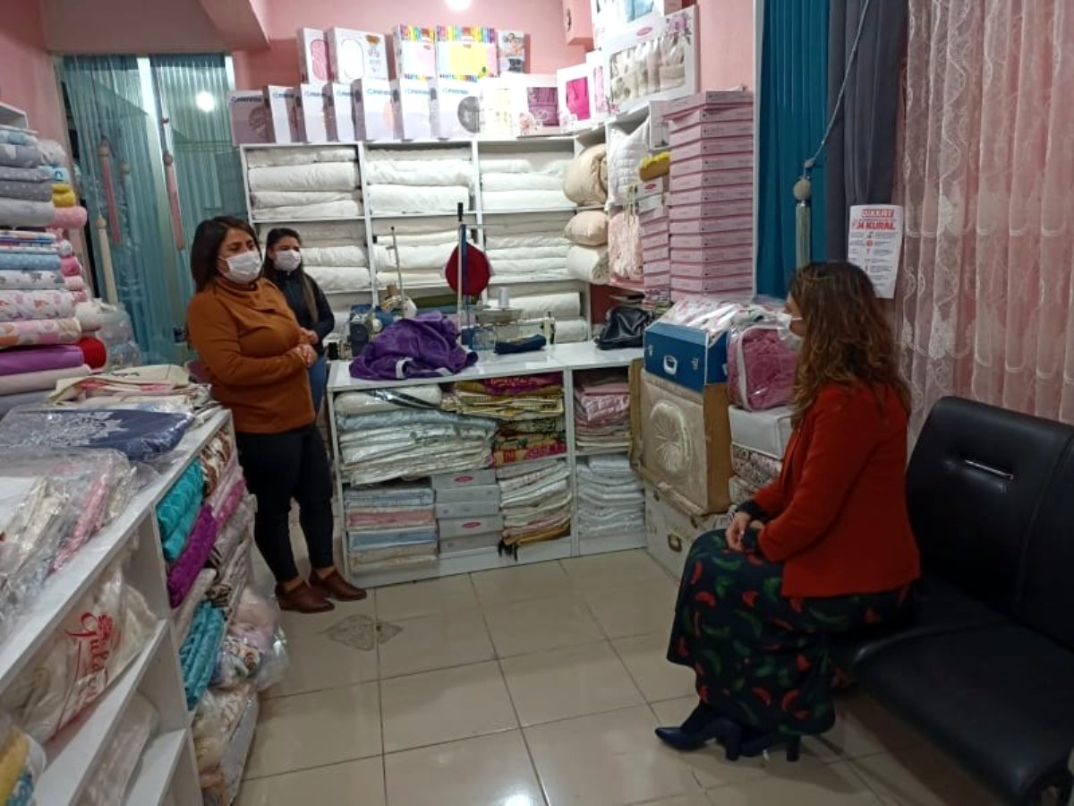 Ardahan Valisi Hüseyin Öner'in eşi Zehra Mine Öner, girişimci kadın esnafı ziyaret etti