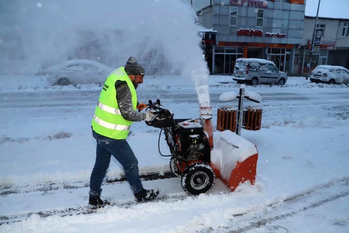 Ardahan'da belediye ekipleri kar temizleme ve tuzlama çalışmalarını aralıksız devam ettiriyor.