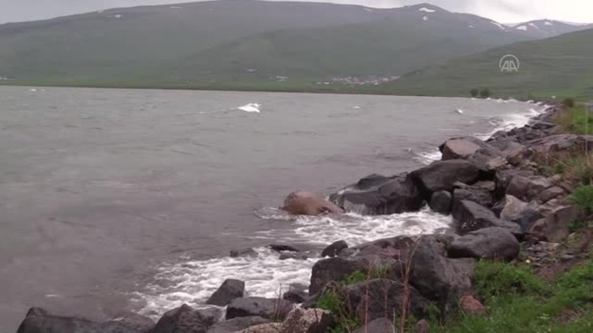 Ardahan'da etkili olan şiddetli rüzgar Çıldır Gölü'nde dalgalar oluşturdu