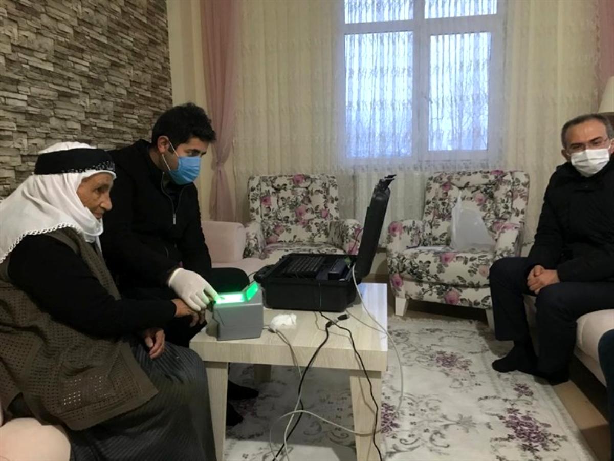 Ardahan'da hasta ve yaşlılara 'evde nüfus cüzdanı' hizmeti