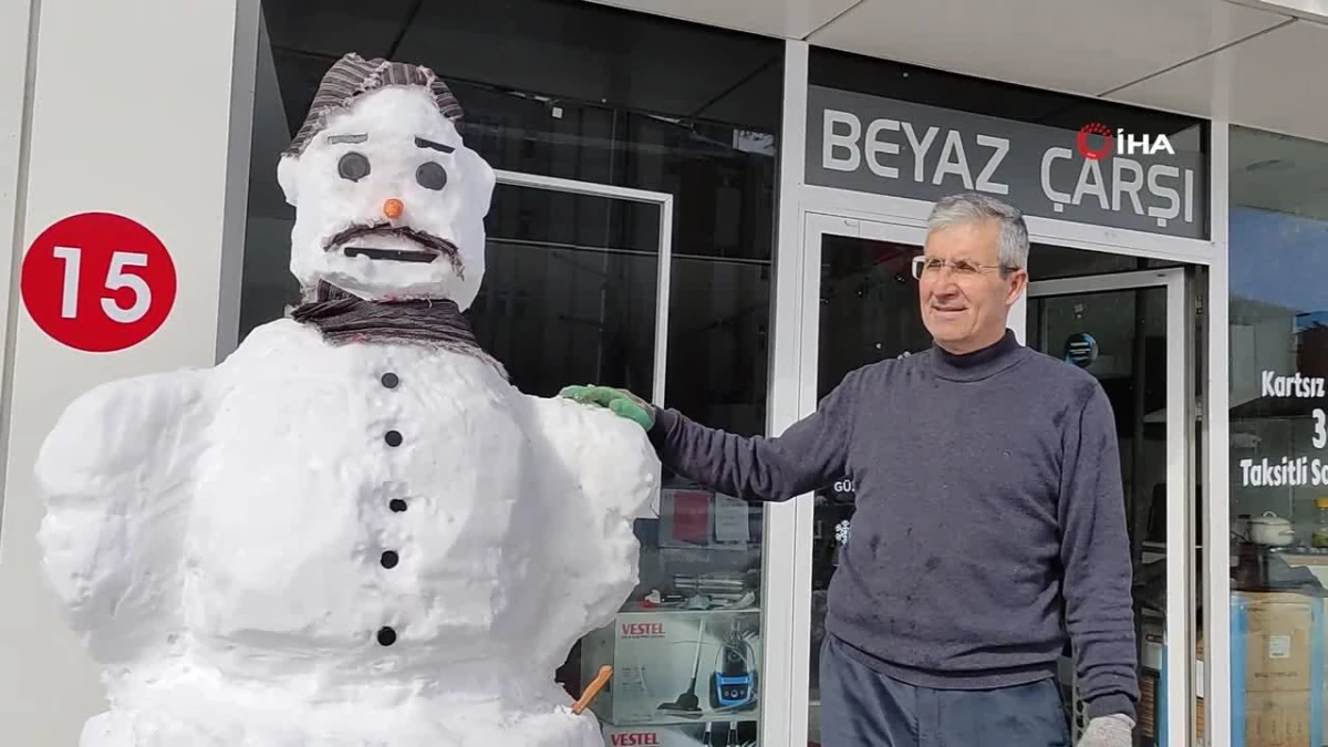 Ardahan'da iş yerinin önünde 2 metrelik kardan adam ilgi odağı oldu
