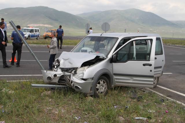 Ardahan'da kamyonet ile otomobil çarpıştı: 8 yaralı