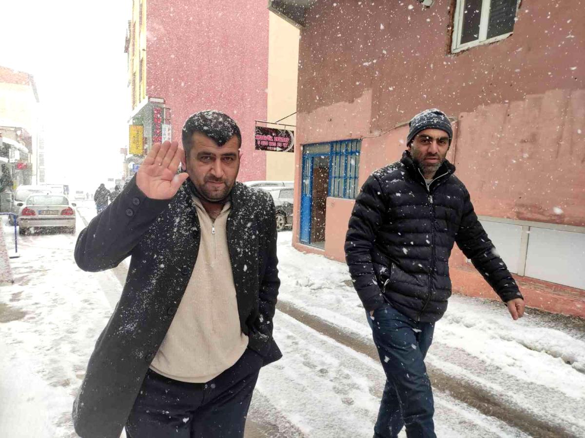Ardahan'da kar yağışı nedeniyle 106 köy yolu ulaşıma kapandı