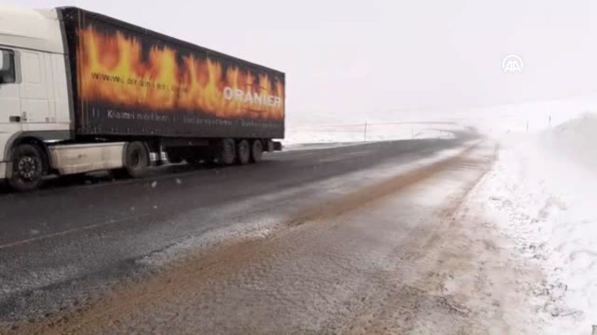 Ardahan'da kar yağışı ve tipi ulaşımı aksattı