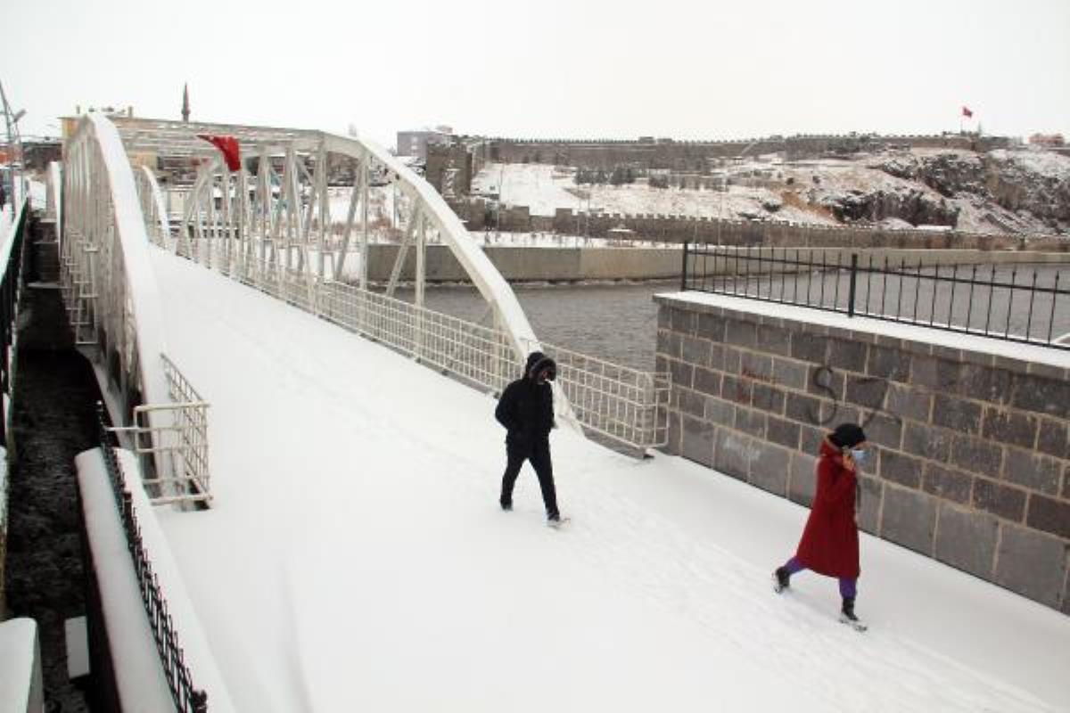 Ardahan'da, mart sonu kar yağışı