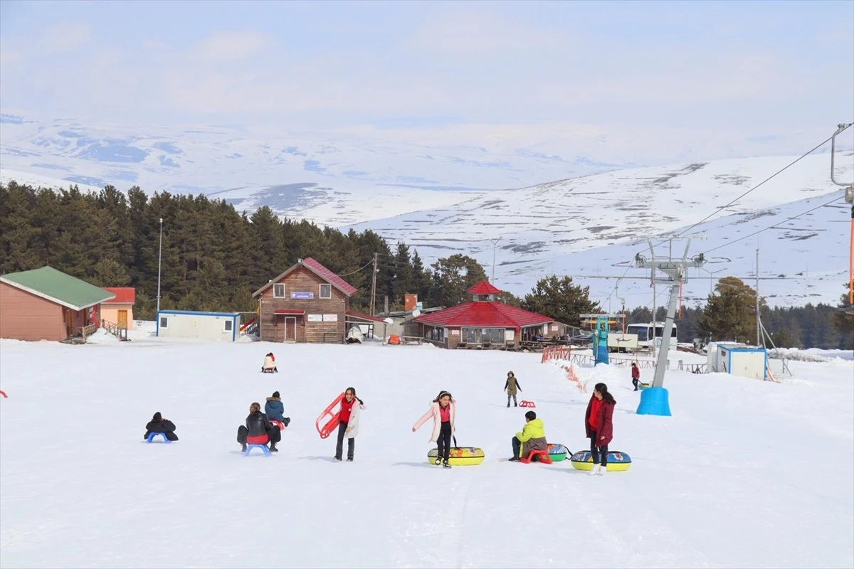 Ardahan'da Ortaokul Öğrencileri Kayak Merkezinde Eğlendi