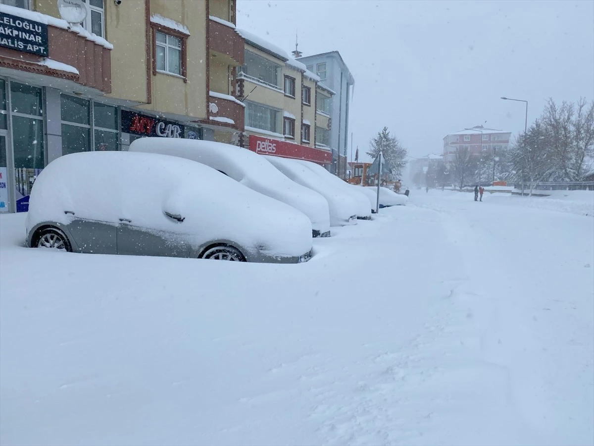 Ardahan'da Yoğun Kar ve Tipi Hayatı Zorlaştırdı