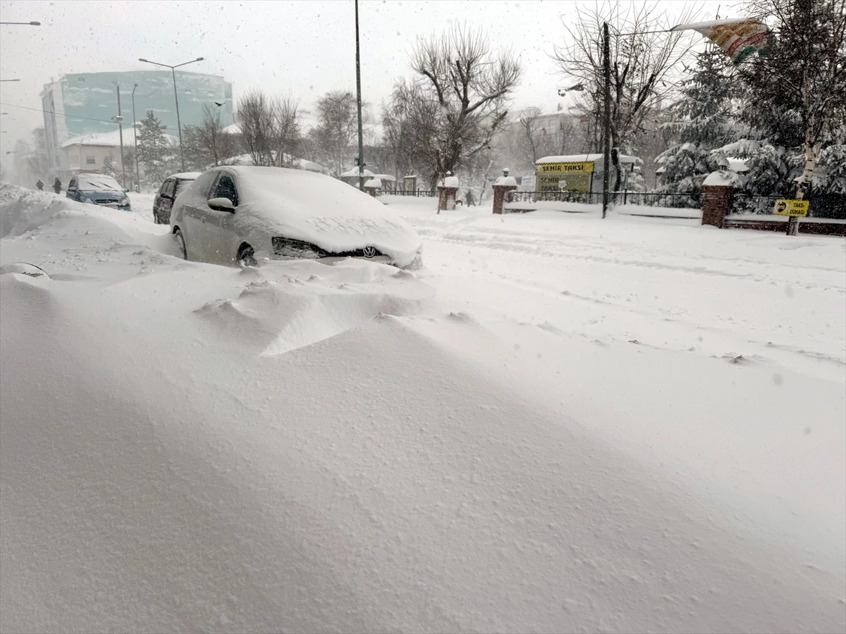 Ardahan'da Yoğun Kar Yağışı ve Tipi Nedeniyle Araçlar Kara Gömüldü
