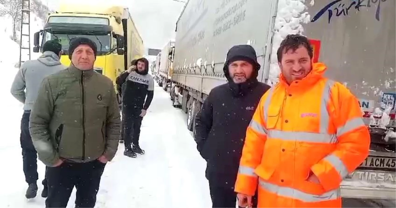 Ardahan'ın Posof ilçesinde onlarca tır kar yağışı ve tipi nedeniyle mahsur kaldı