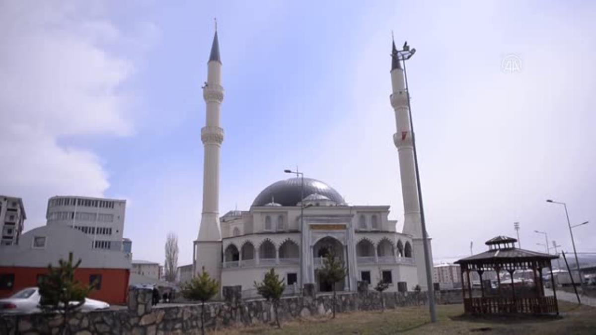 Ardahan'ın sembolü olan Serhat Ulu Camisi'nde ilk ramazanda Kovid-19 burukluğu