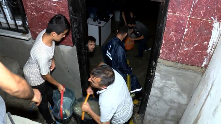 Arnavutköy’de sağanak nedeniyle ev ve iş yerlerini su bastı