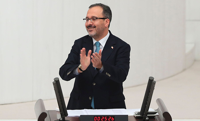 Bakan Kasapoğlu, milli sporcuları tüm milletvekillerine alkışlattı