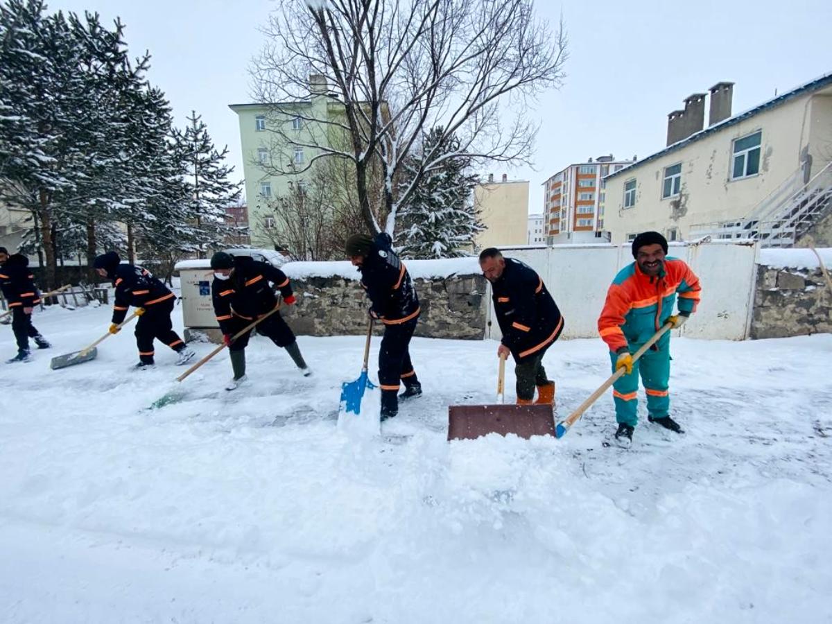 Başkan Demir, karla mücadele ekiplerinin yoğun mesaisine eşlik etti