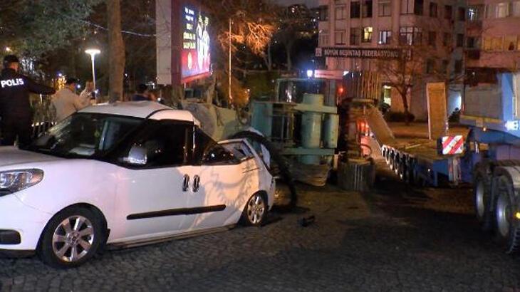 Beşiktaş'ta park halindeki otomobillerin üzerine devrilen vinç kaldırıldı