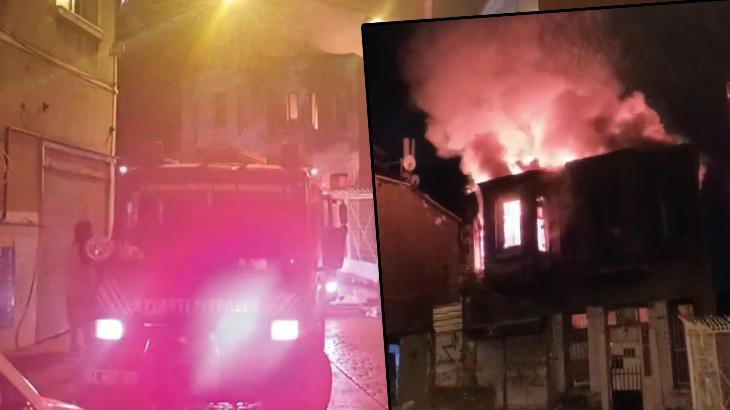 Beyoğlu'nda 2 katlı binadaki yangın kısa sürede söndürüldü