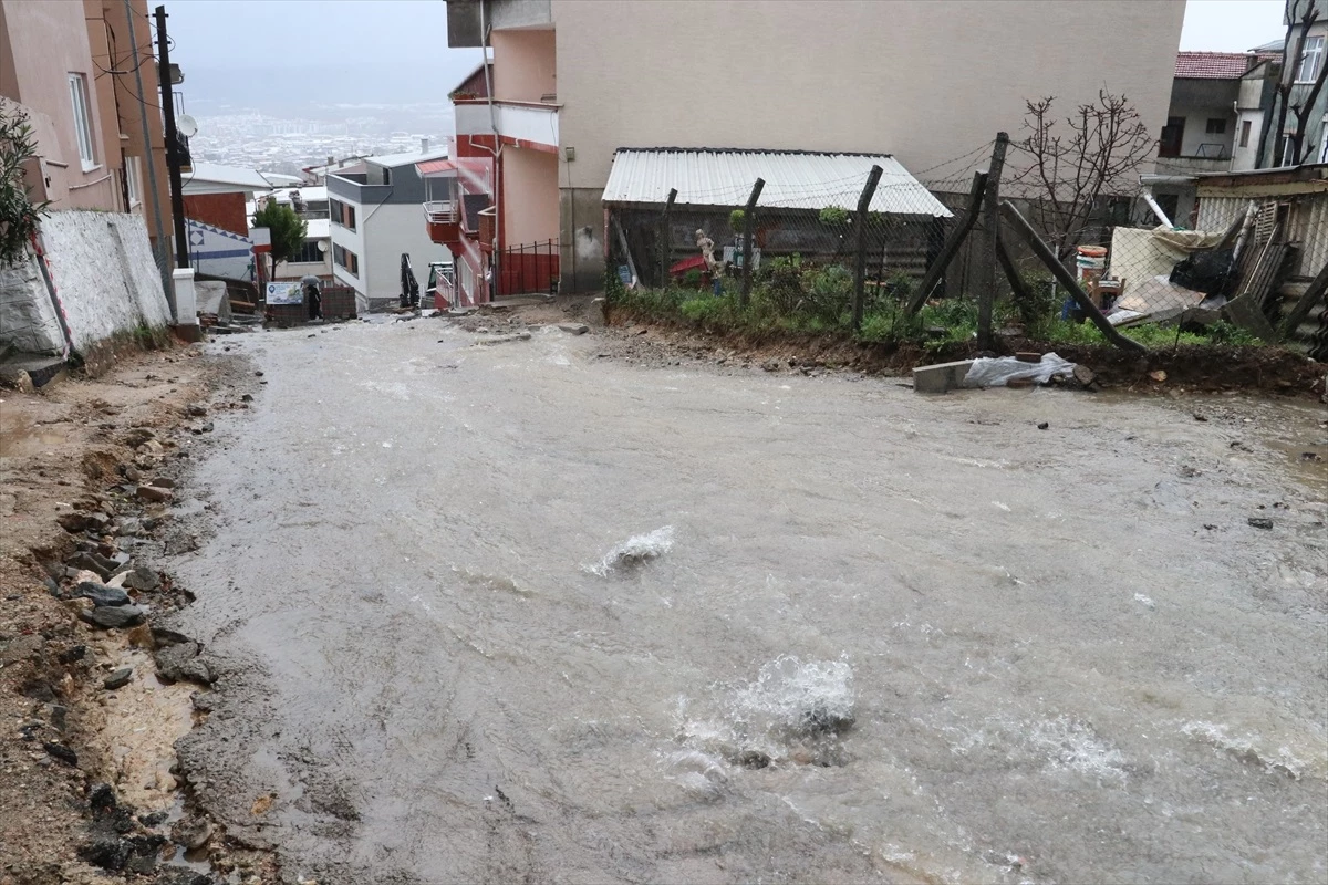 Bursa'nın Yıldırım ilçesini fırtına ve sağanak yağış vurdu