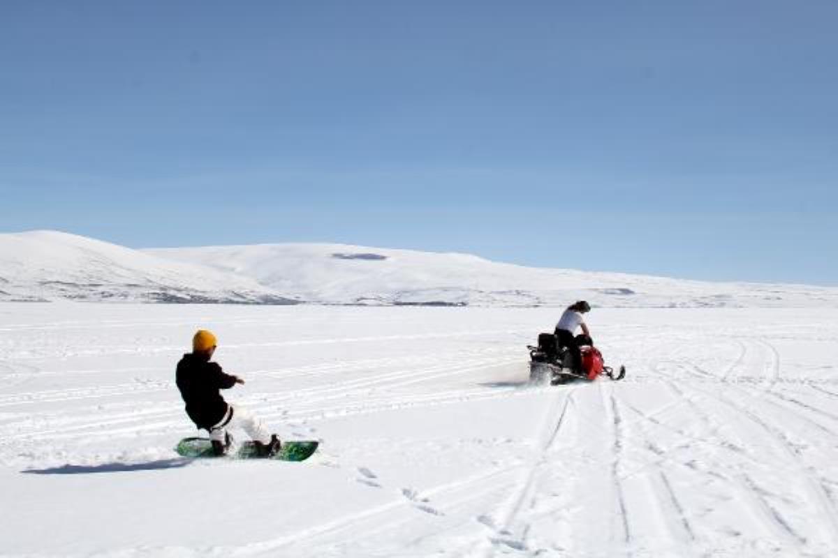 Buz tutan Çıldır Gölü'nde snowboard ve drift