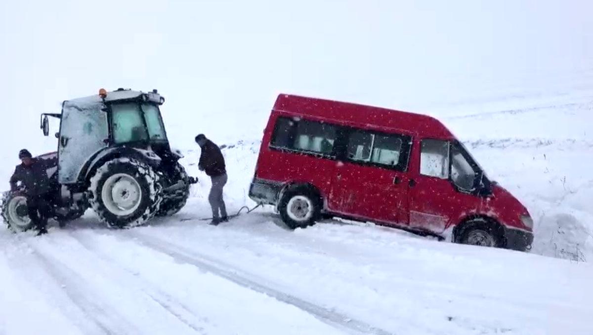 Çıldır da karda kayan minibüs traktör yardımı ile kurtarıldı