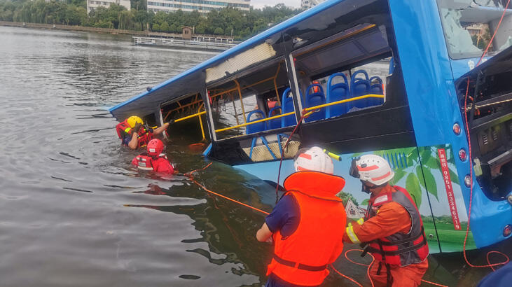 Çin'de öğrencileri taşıyan otobüs yoldan çıkıp göle düştü