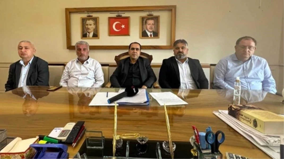 DEM Parti'de istifa depremi: Bayrağımıza, Atatürk ve Cumhurbaşkanı posterine yapılan müdahaleleri kabul edemeyiz