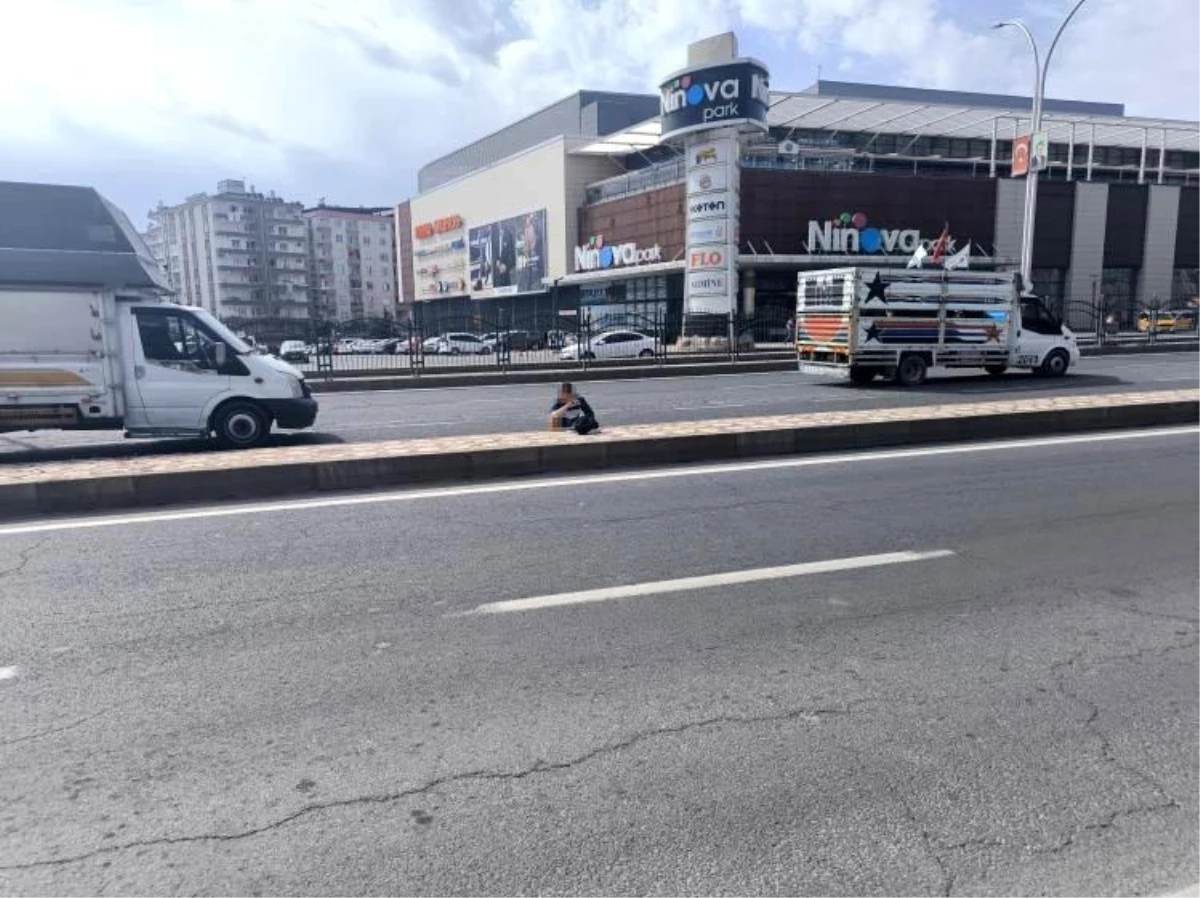 Diyarbakır'da bir şahıs yolun ortasında tuvaletini yaptı