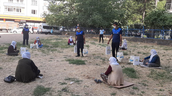 Diyarbakır'da sosyal mesafeye uyan yaşlı kadınlara hediye verildi