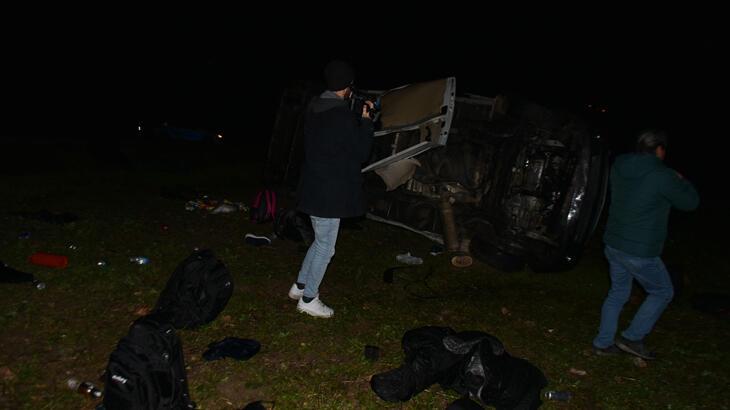 Edirne'de kaçak göçmenleri taşıyan minibüs devrildi! Çok sayıda yaralı var