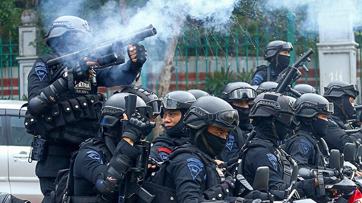 Endonezya’da hükümet gösterilere direniyor