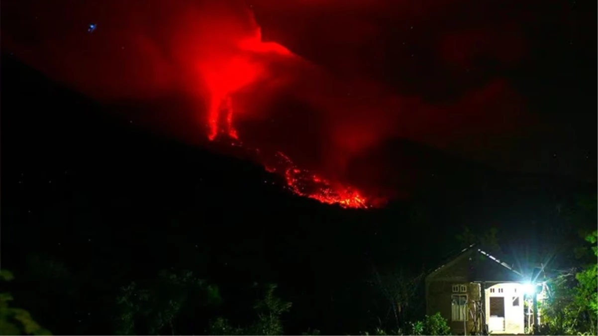 Endonezya'da Merapi Yanardağı patladı